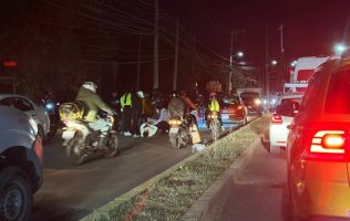 Invade taxista carril contrario en Huehuetoca y arrolla a motociclista