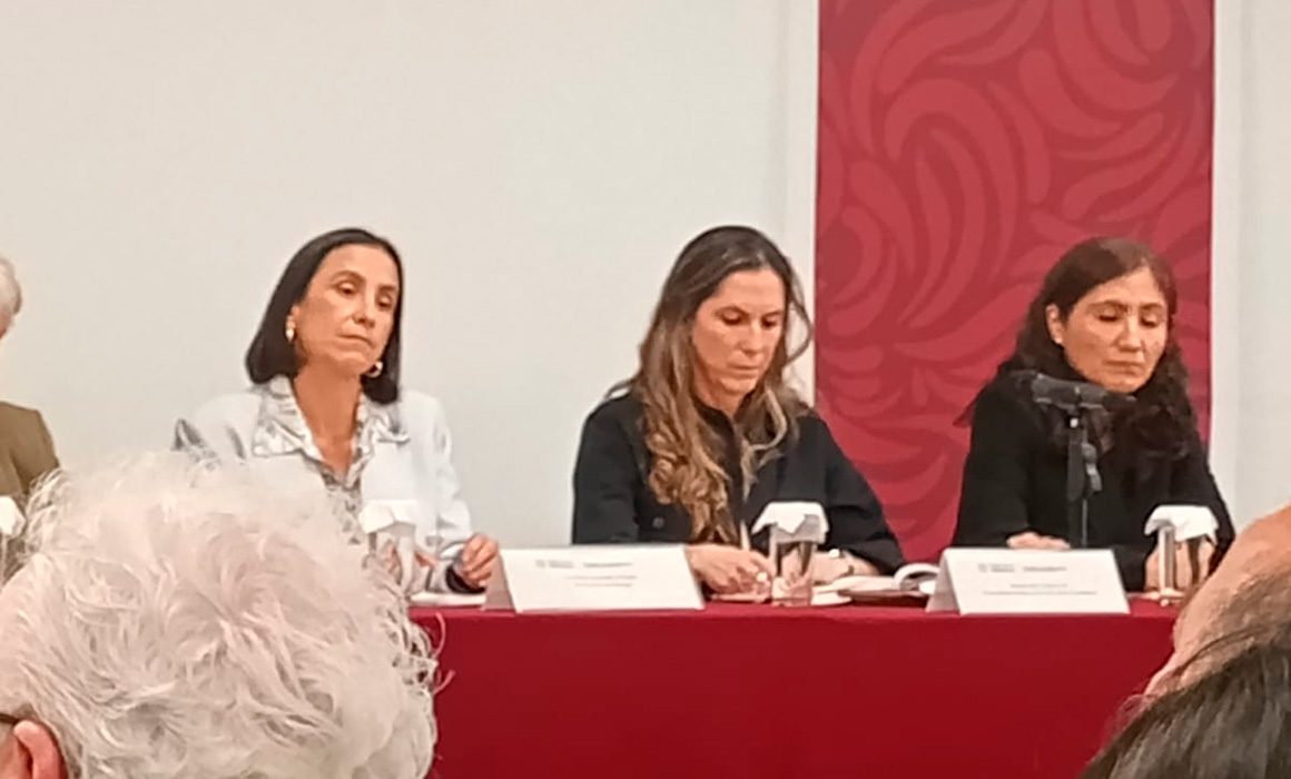 Investigan 13 buques por derrame; limpian costas y aseguran playas