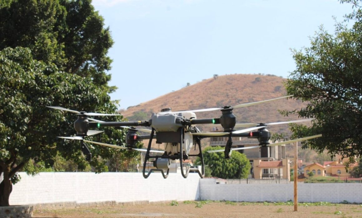 Lanzan drones agrícolas en Zacazonapan para fumigar el campo