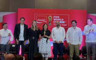 Llega la Copa FIFA a Veracruz con el campeón brasileño Edmílson