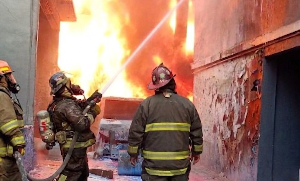 Logran Bomberos de Zumpango cercar el fuego en bodega de tres niveles