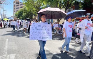 Marchan en Toluca para exigir la liberación de cirujano detenido