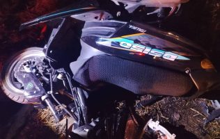 Muere motociclista tras impactarse contra poste en Amecameca