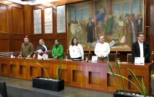Otorgan diputados locales el galardón de la Paz 2026