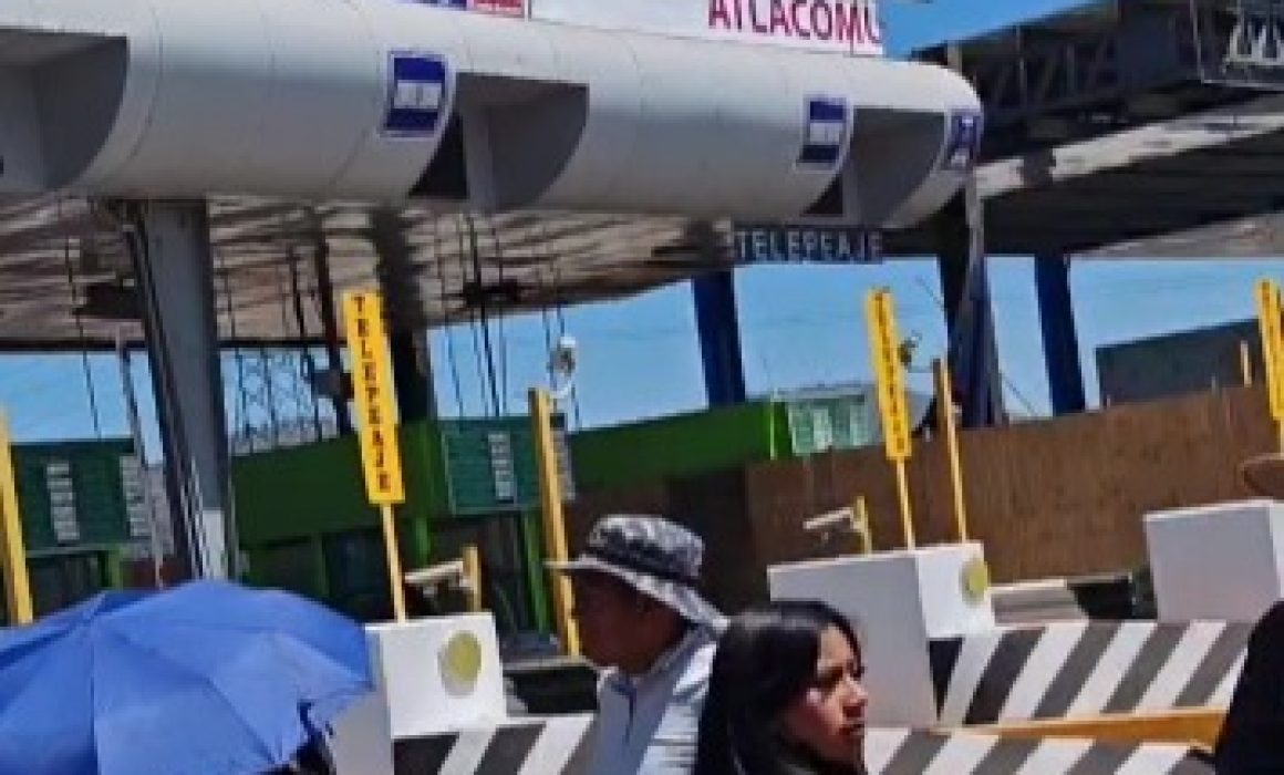 Paralizan la carretera Toluca-Atlacomulco; toman la caseta 'El Cote'
