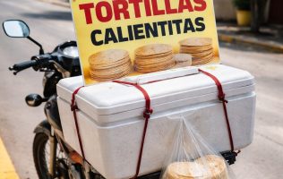 Peligra venta de tortillas en motos y hieleras en Edomex