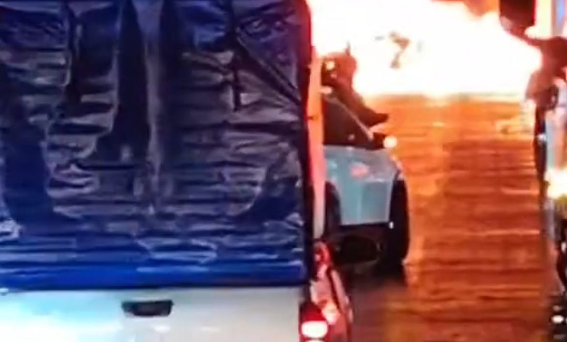 Policía estatal muere calcinado tras chocar patrulla en la México-Puebla