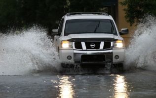 Pon en marcha estas recomendaciones para conducir bajo la lluvia