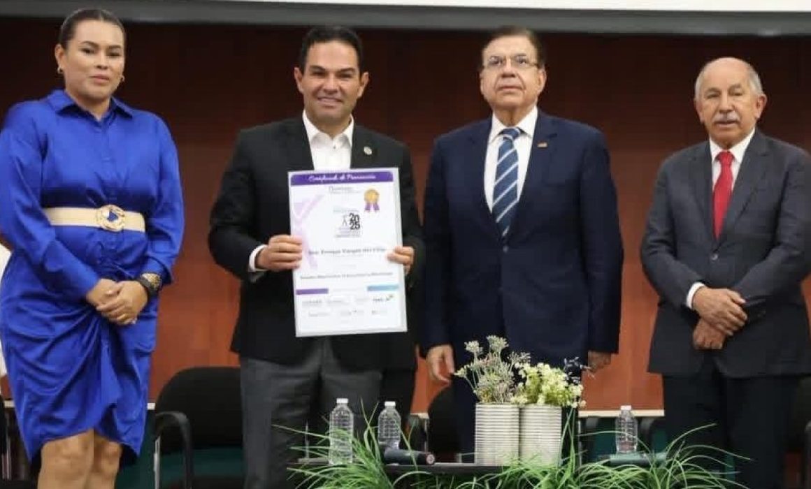 Premian a Enrique Vargas por impulsar el municipalismo a nivel nacional