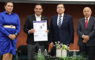 Premian a Enrique Vargas por impulsar el municipalismo a nivel nacional