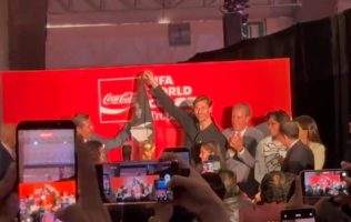 Presenta Fernando Llorente el trofeo de la Copa del Mundo en Puebla