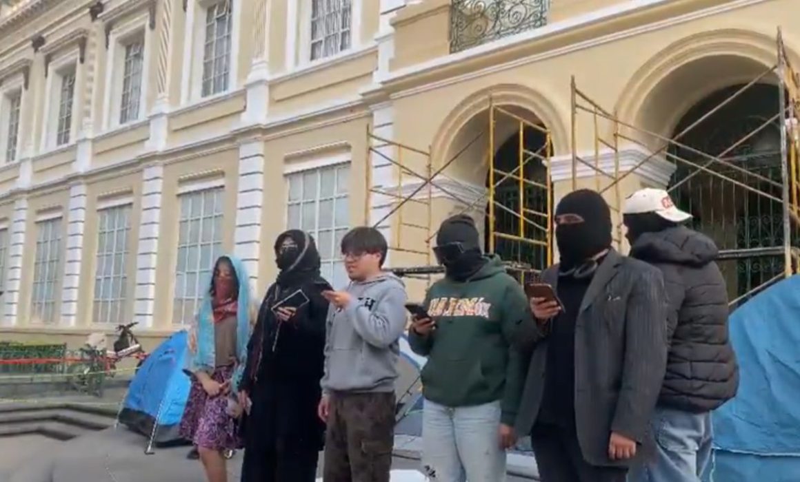 Protestan alumnos de UAEMex previo al informe de Rectoría