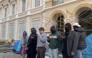 Protestan alumnos de UAEMex previo al informe de Rectoría