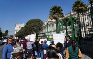 Protestan alumnos y trabajadores de la UAEMéx en informe de Paty Zarza
