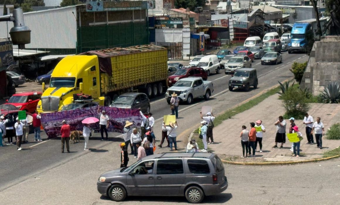 Provoca bloqueo caos vial y suspensión del Mexibús en Lechería-Texcoco