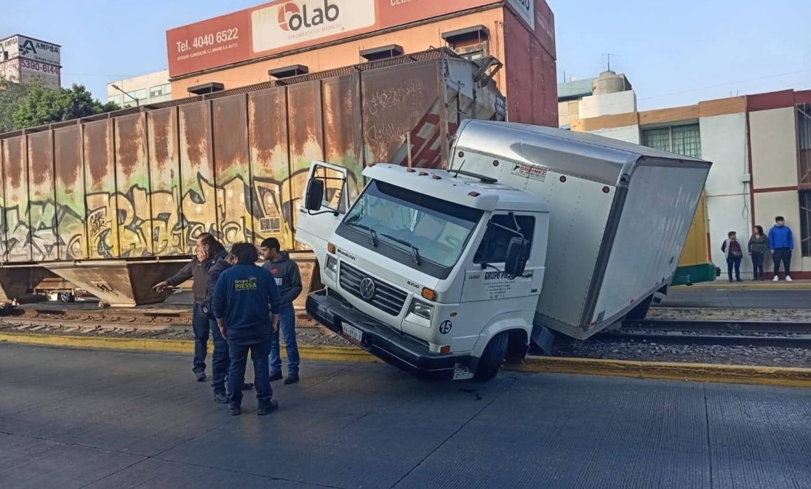 Provoca caos vial en Tlalnepantla tras intentar ganarle al ferrocarril