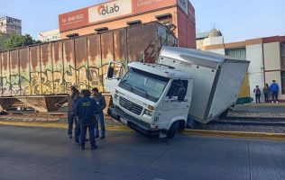 Provoca caos vial en Tlalnepantla tras intentar ganarle al ferrocarril