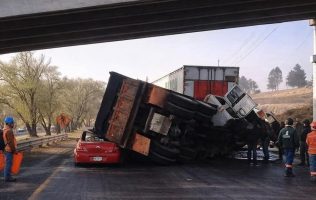 Provoca volcadura de tráiler cierre total en la Atlacomulco-Toluca