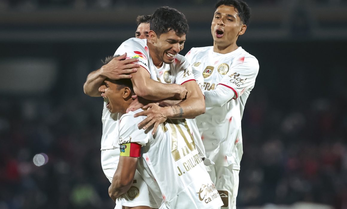 Quita Toluca invicto a Pumas en voltereta diabólica