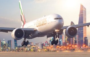 Reanuda Emirates más de 100 vuelos desde Dubái tras reapertura parcial