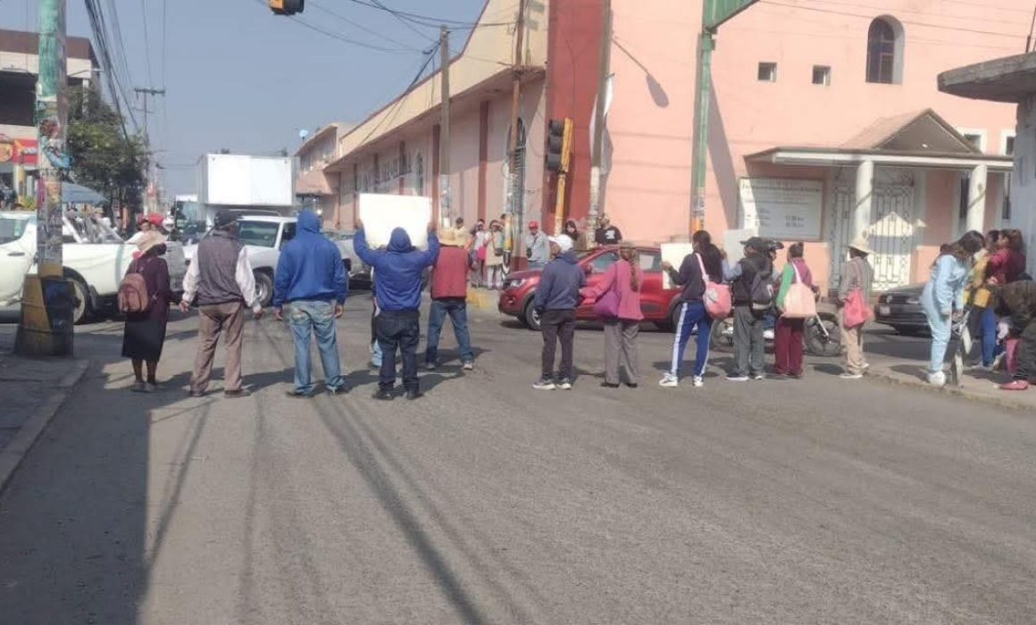 Reclaman tierras robadas y protestan con bloqueo en Nicolás Romero