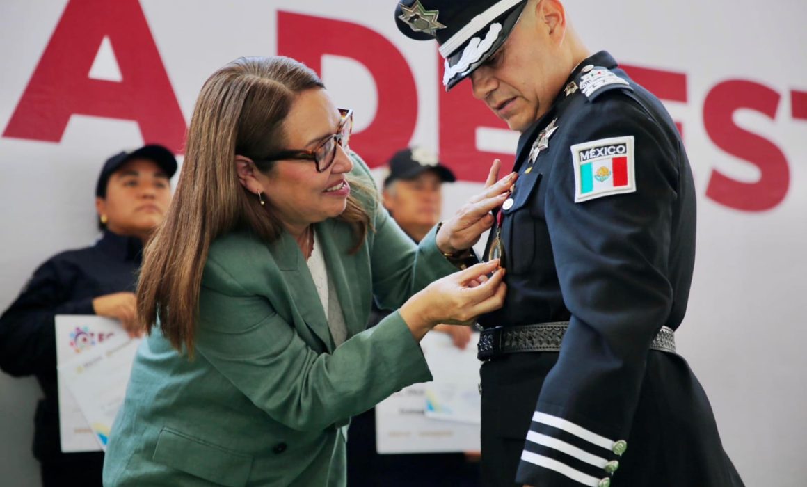 Reconoce Azucena a capitán de Marina y anuncia aumento a policías