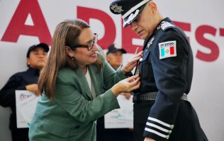 Reconoce Azucena a capitán de Marina y anuncia aumento a policías