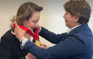Entregan Delfina Gómez y PJEM Presea José Domingo Rus a Yasmín Esquivel