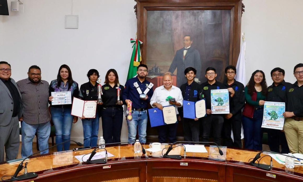 Reconoce Tlalnepantla a estudiantes campeones mundiales en robótica
