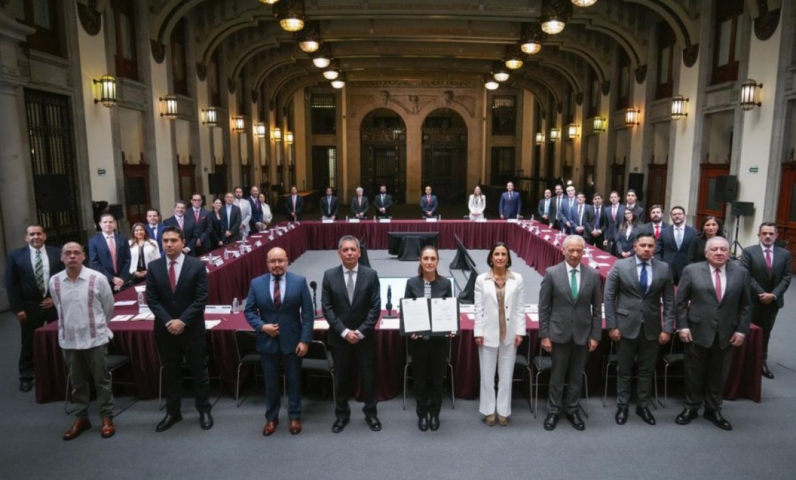 Renueva Sheinbaum pacto para mantener gasolina a menos de 24 pesos