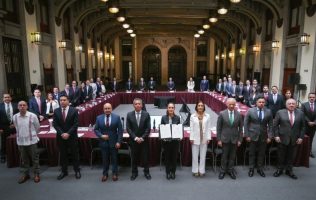 Renueva Sheinbaum pacto para mantener gasolina a menos de 24 pesos