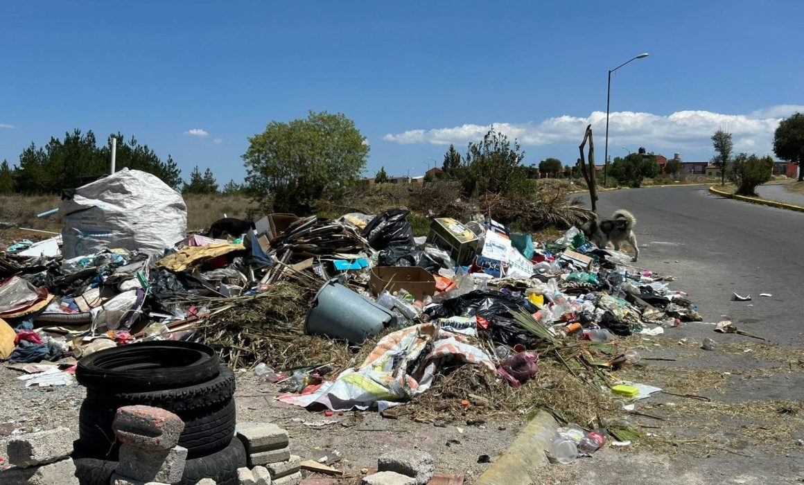 Reportan vecinos basurero clandestino en zona de Almoloya de Juárez