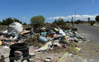 Reportan vecinos basurero clandestino en zona de Almoloya de Juárez