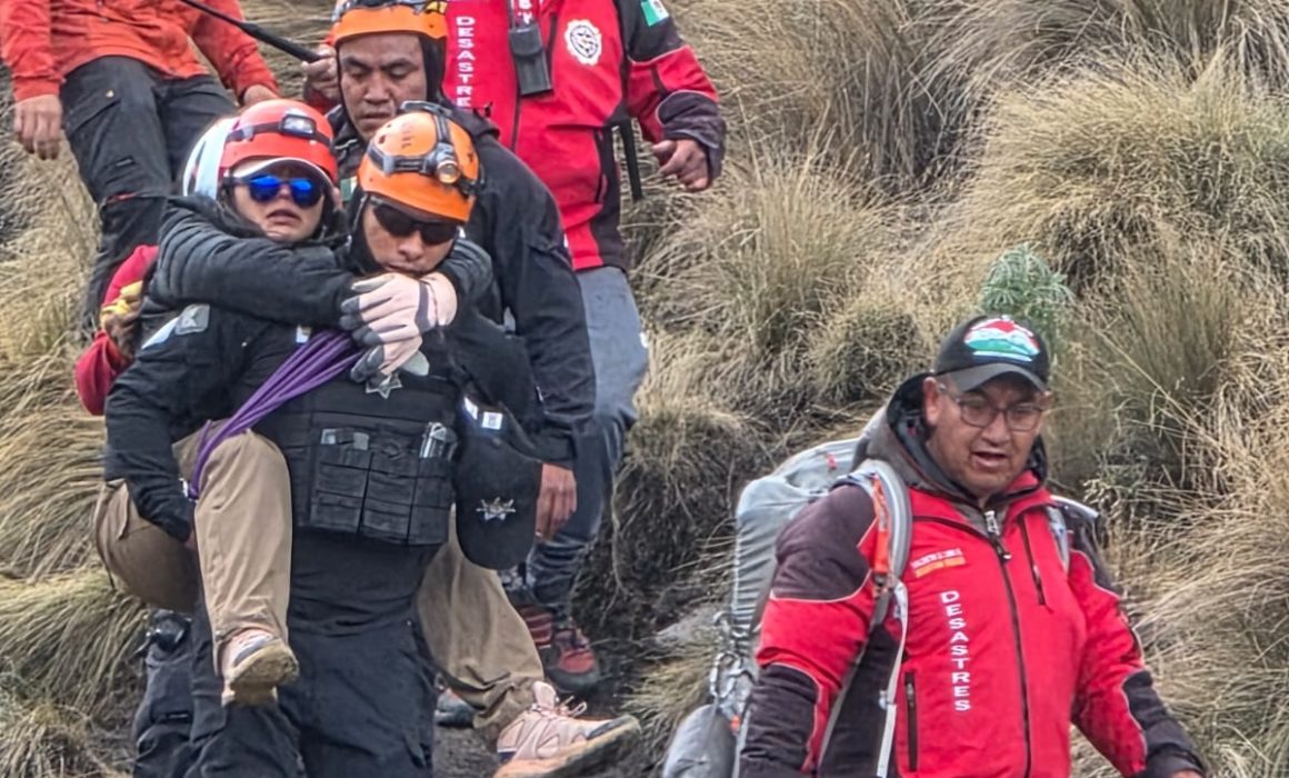 Rescata Policía de Alta Montaña a mujer herida en el Iztaccíhuatl