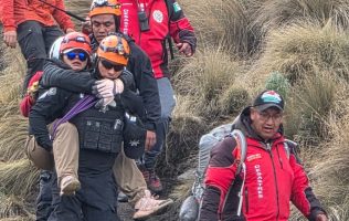 Rescata Policía de Alta Montaña a mujer herida en el Iztaccíhuatl