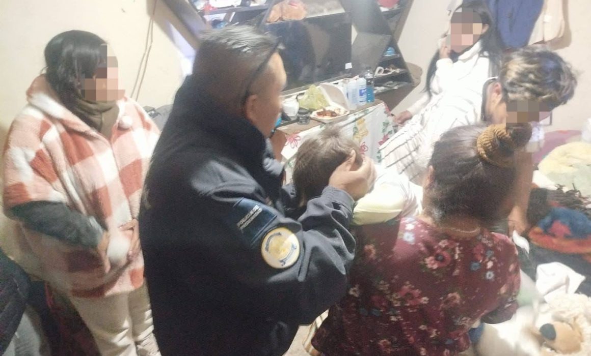 Rescatan en Metepec a menor de 2 años que cayó a una zanja con agua