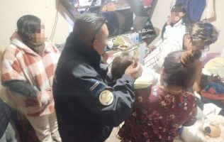 Rescatan en Metepec a menor de 2 años que cayó a una zanja con agua