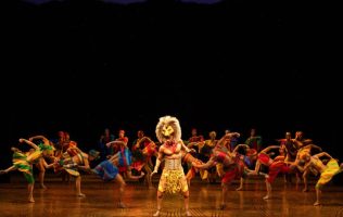 Ruge 'El Rey León' con celebración de un año en cartelera