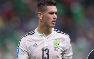 Sale lesionado César Montes en juego de Lokomotiv previo a la fecha FIFA