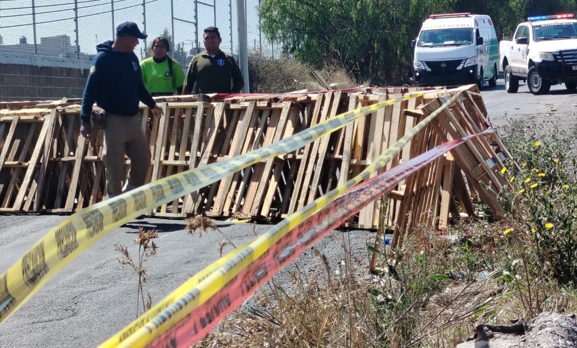 Se abre la tierra frente a la Mega Farmacia del Bienestar en Huehuetoca