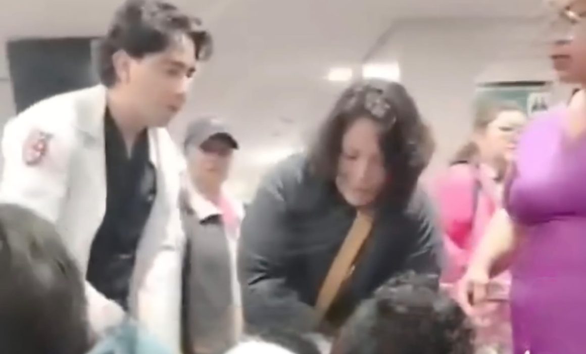 Se desmaya menor tras horas de espera en clínica del IMSS en Texcoco