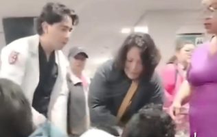 Se desmaya menor tras horas de espera en clínica del IMSS en Texcoco