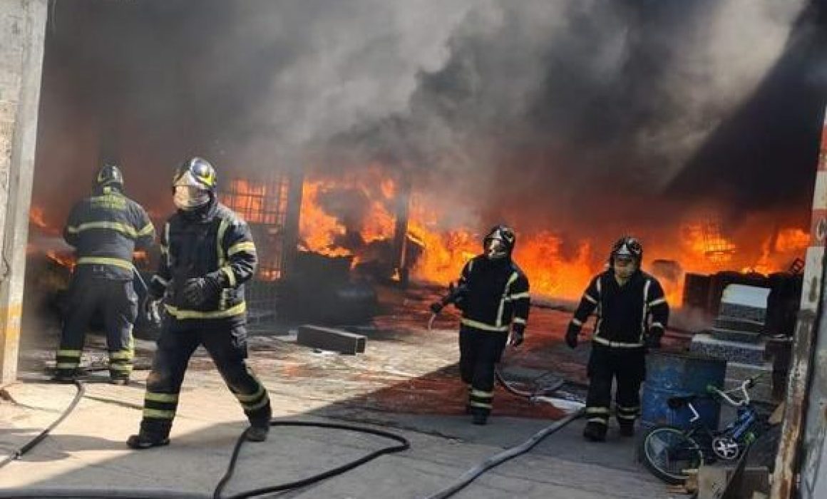 Se registra incendio en fábrica de colchones en Santa Marta Acatitla