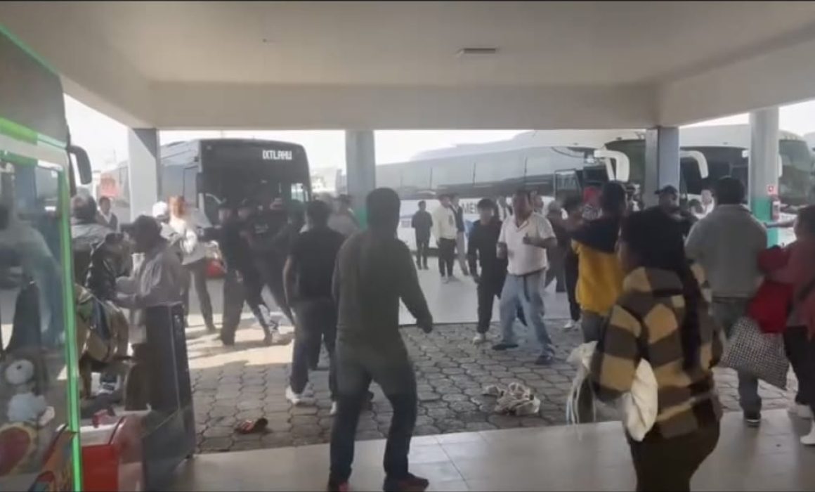 Se registra riña entre operadores y usuarios en terminal de Ixtlahuaca