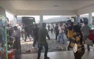 Se registra riña entre operadores y usuarios en terminal de Ixtlahuaca