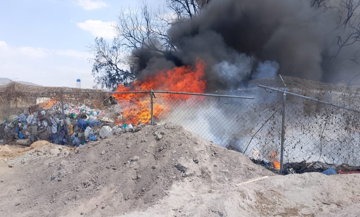 Sofocan Bomberos de Ecatepec y Tecámac incendio en recicladora