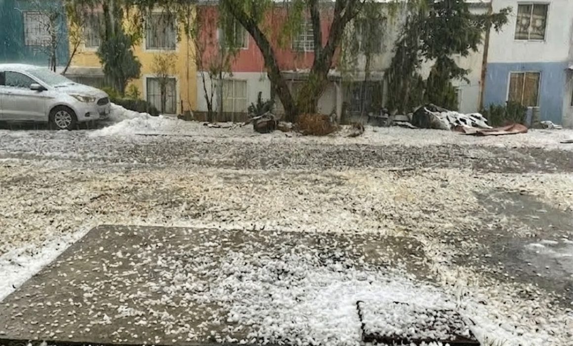 Sorprende granizada al centro de Toluca y tiñe de blanco las avenidas