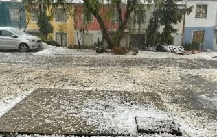 Sorprende granizada al centro de Toluca y tiñe de blanco las avenidas