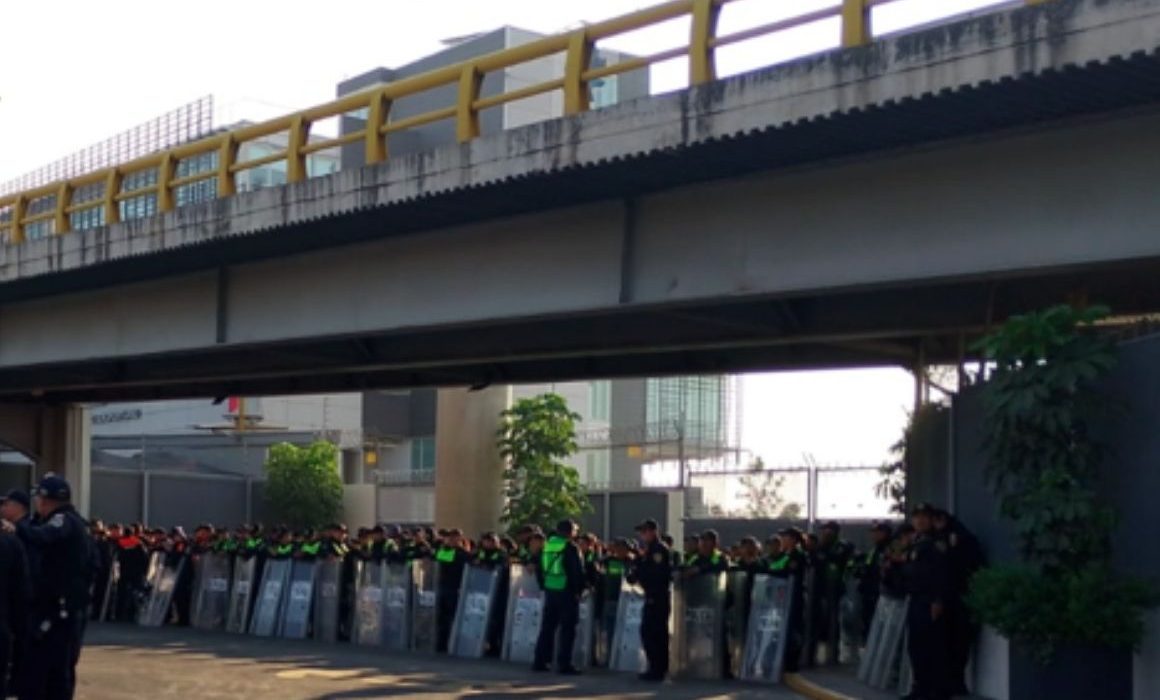Taxistas cumplen amenaza y bloquean accesos al AICM