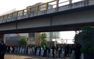 Taxistas cumplen amenaza y bloquean accesos al AICM
